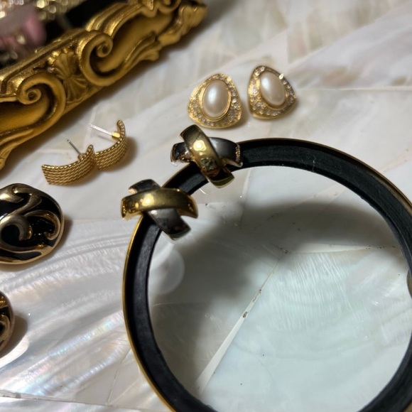 Vintage Two-tone X (kisses) post EARRINGS in MINT condition.
Approx 1” - Picture 7 of 8